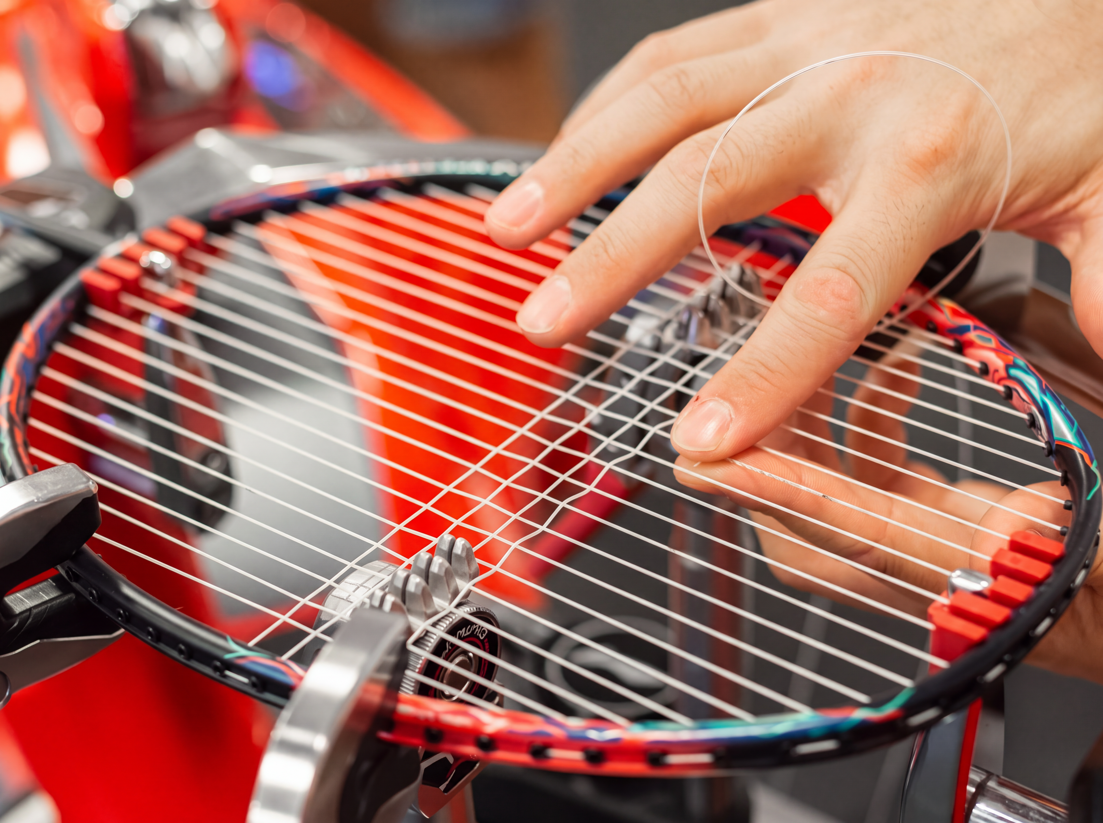 Hvor hårdt skal din badmintonketcher strenges?